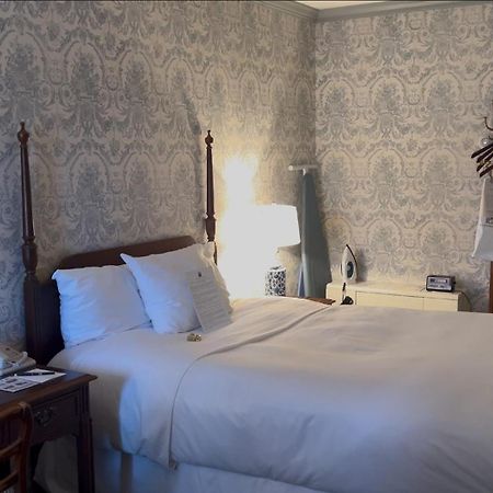 Avon Old Farms Hotel Buitenkant foto