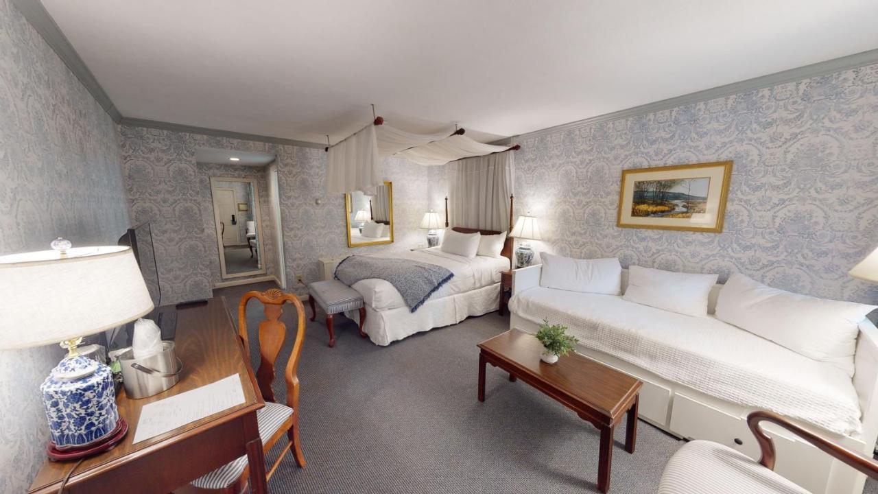 Avon Old Farms Hotel Buitenkant foto