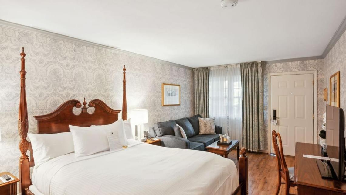 Avon Old Farms Hotel Buitenkant foto