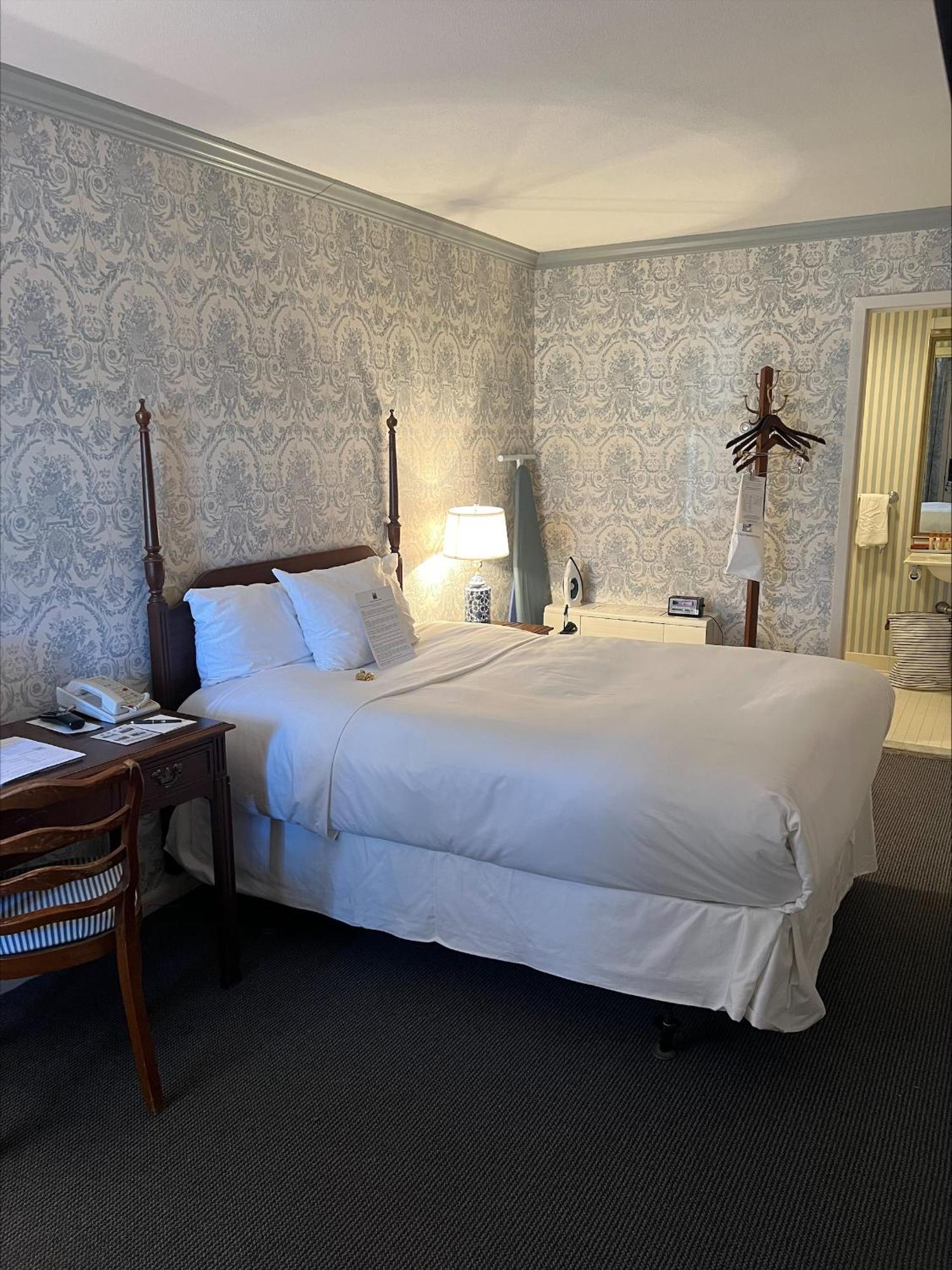 Avon Old Farms Hotel Buitenkant foto